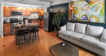 Modern 1BR Midtown Omaha, Garage for 2, Rooftop, W/D, Smart TV, 1 Gbps