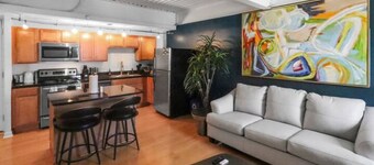 Modern 1BR Midtown Omaha, Garage for 2, Rooftop, W/D, Smart TV, 1 Gbps