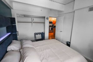 1 bedroom, iron/ironing board, WiFi, bed sheets - Modern 1BR Midtown Omaha, Garage for 2, Rooftop, W/D, Smart TV, 1 Gbps (Omaha)