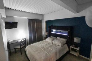 1 bedroom, iron/ironing board, WiFi, bed sheets - Garage Parking for 2, Pull Out Bed, Rooftop Access (Omaha)