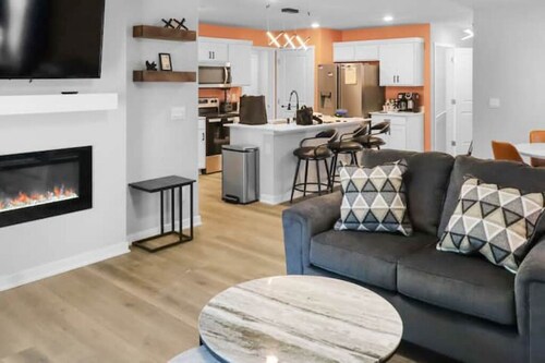New Build 5BR Near Downtown, Garage, EV Charger, W/D, Pet-Friendly, I-80