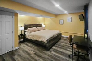 4 عدّة غرف نوم ومكواة/لوح كي وواي فاي وملاءات أسرّة