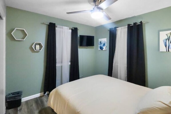 4 bedrooms, iron/ironing board, WiFi, bed sheets