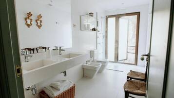 Suite Premium, 1 Tempat Tidur King, kolam renang pribadi, pemandangan kolam renang | Kamar mandi | Shower, perlengkapan mandi gratis, pengering rambut, dan handuk