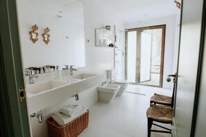 Premium suite, 1 kingsize bed, privézwembad, uitzicht op zwembad | Badkamer | Een douche, gratis toiletartikelen, een haardroger, handdoeken