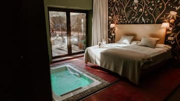Suite Grand, 1 letto king, piscina privata, vista giardino | Biancheria da letto di alta qualità, copriletto in piuma