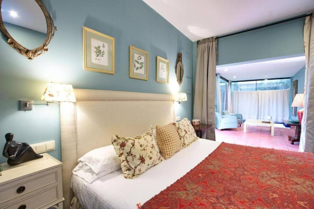 Suite Deluks, 1 Tempat Tidur King, jet tub, pemandangan kebun | Seprai premium, selimut bulu angsa, dan busa memori