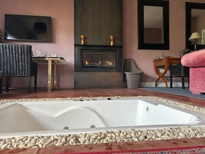 Grand suite, 1 kingsize bed, privézwembad, uitzicht op tuin | Luxe beddengoed, donzen dekbedden, bedden met traagschuimmatras