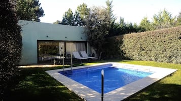 Seasonal outdoor pool, free cabanas, pool umbrellas