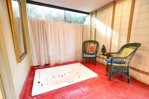 Deluxe Suite, 1 King Bed, Jetted Tub, Garden View | Private spa tub