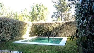 Piscina externa sazonal, barracas de cortesia, guarda-sóis