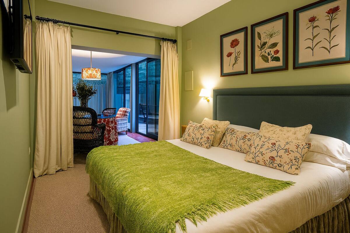 Suite Deluks, 1 Tempat Tidur King, jet tub, pemandangan kebun | Seprai premium, selimut bulu angsa, dan busa memori