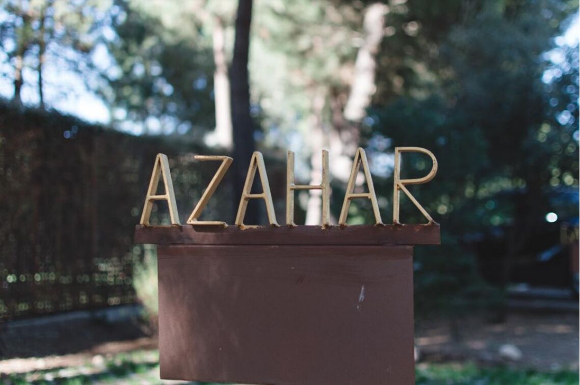 Una maceta con el nombre 'AZAHAR' escrito en letras de madera.