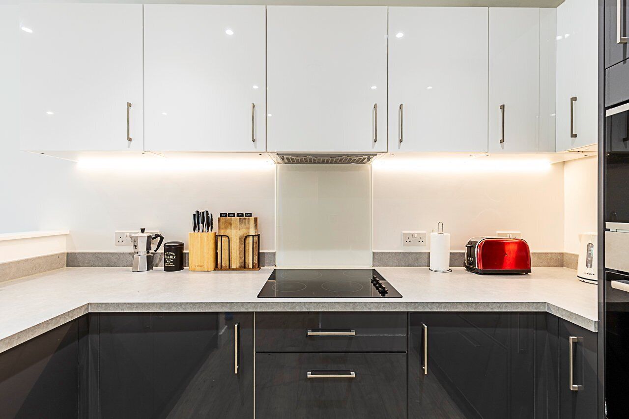 Apartment (Modern 2-Bed Flat with Terraces in Le) | Private kitchen