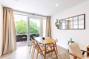 Huoneisto (Modern 2-Bed Flat with Terraces in Le) | Olohuone