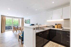Lägenhet (Modern 2-Bed Flat with Terraces in Le) | Eget kök