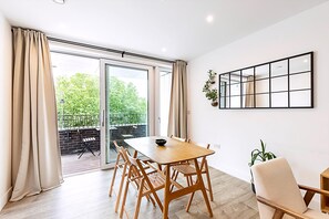 Exterior - Modern 2-bed Flat With Terraces in Leyton (London)