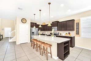 Kylskåp, mikrovågsugn, ugn och diskmaskin