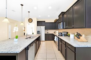 Kühlschrank, Mikrowelle, Ofen, Geschirrspüler