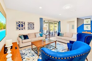 Fernseher, Tischfußball, Tischtennisplatte