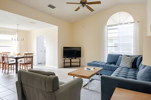 TV - 10 Minutes to Disney Pool Home *Renovated* (Kissimmee)