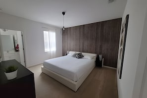9 habitaciones, tabla de planchar con plancha y ropa de cama 