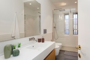 Dusche, Haartrockner, Bidet, Handtücher