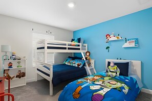 4 dormitorios, tabla de planchar con plancha, ropa de cama
