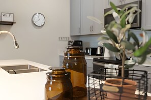 Réfrigérateur, micro-ondes, four, lave-vaisselle