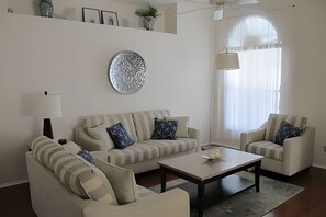 TV - Premium Pool Villa Centrally Located near Disney (Kissimmee)