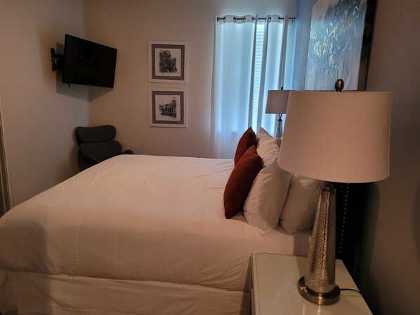 Iron/ironing board, bed sheets