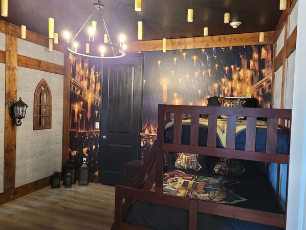 Tabla de planchar con plancha y ropa de cama