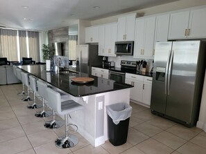 Réfrigérateur, micro-ondes, four, lave-vaisselle