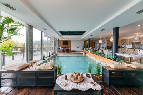 Appartement 'Vacances De Rêves' avec Vue sur la Montagne, Piscine intérieure, au pieds des pistes 