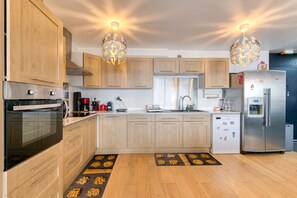 Jääkaappi, mikroaaltouuni, uuni, liesi