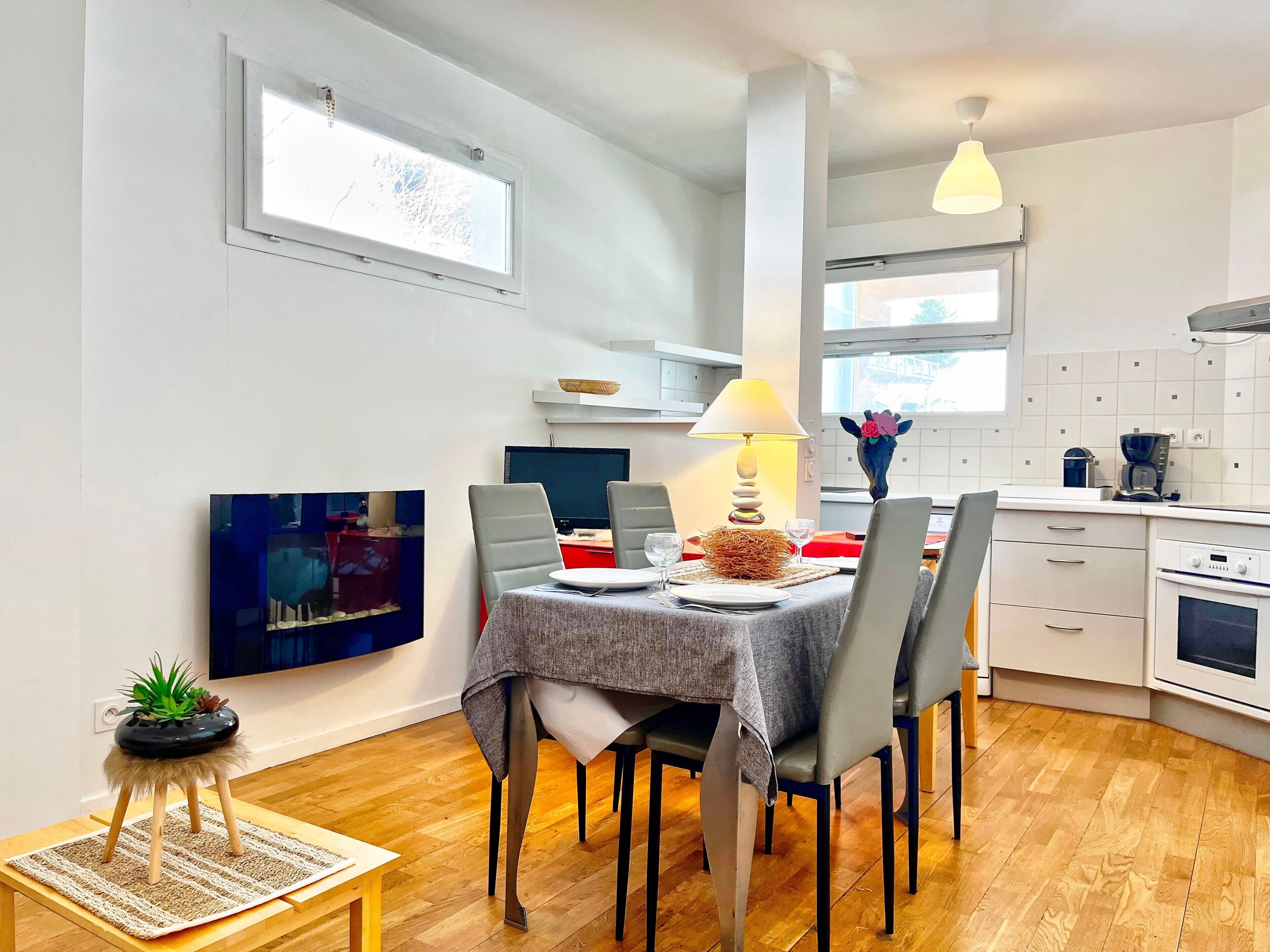 冷蔵庫、電子レンジ、オーブン、コンロ