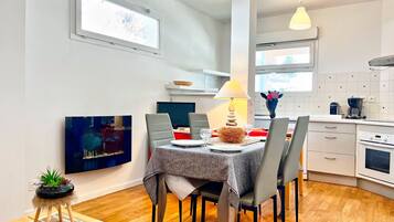 Fridge, microwave, dishwasher, coffee/tea maker