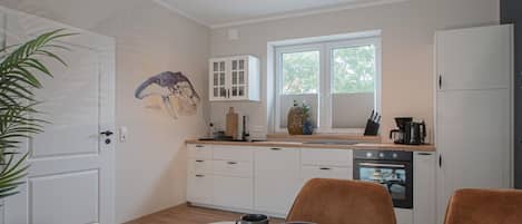 Geladeira, micro-ondas, fogão, cooktop