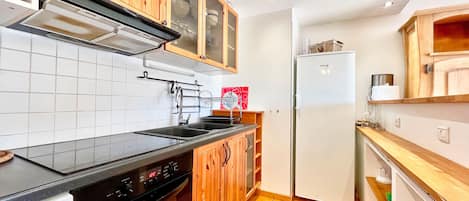 Fridge, microwave, dishwasher, coffee/tea maker