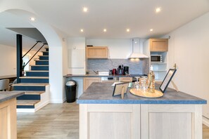 Køleskab, mikrobølgeovn, opvaskemaskine, kaffe-/temaskine