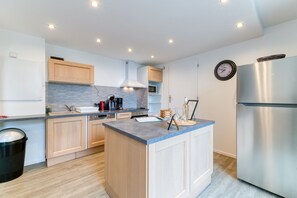 Fridge, microwave, oven, stovetop - Dream Holiday Apartment - Casserousse - 18 Guests at the Foot of the Slopes (chamrousse)