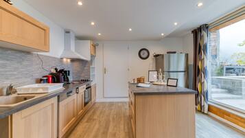 Fridge, microwave, dishwasher, coffee/tea maker