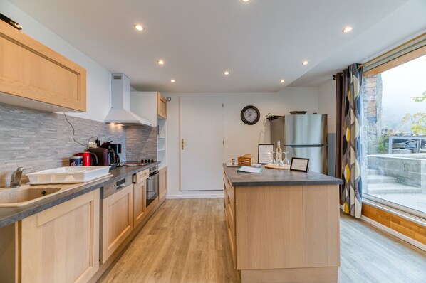 Fridge, microwave, dishwasher, coffee/tea maker