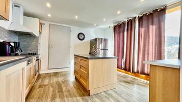 Een koelkast, een microgolfoven, een oven, een kookplaat