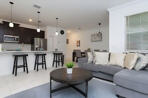 TV - Luxurious Home w/ Pool Near Disney (Kissimmee)