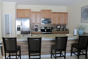 Een koelkast, een microgolfoven, een oven, een vaatwasser