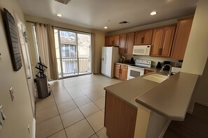 Fridge, microwave, oven, dishwasher - Vista Cay Spacious Convention Center/Disney (Orlando)