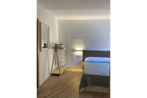 1 dormitorio, tabla de planchar con plancha, wifi y ropa de cama