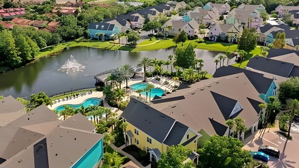 Un barrio residencial con casas, un lago y una piscina.