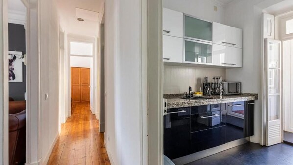 ตู้เย็น, ไมโครเวฟ, เตาอบ, เตาประกอบอาหาร